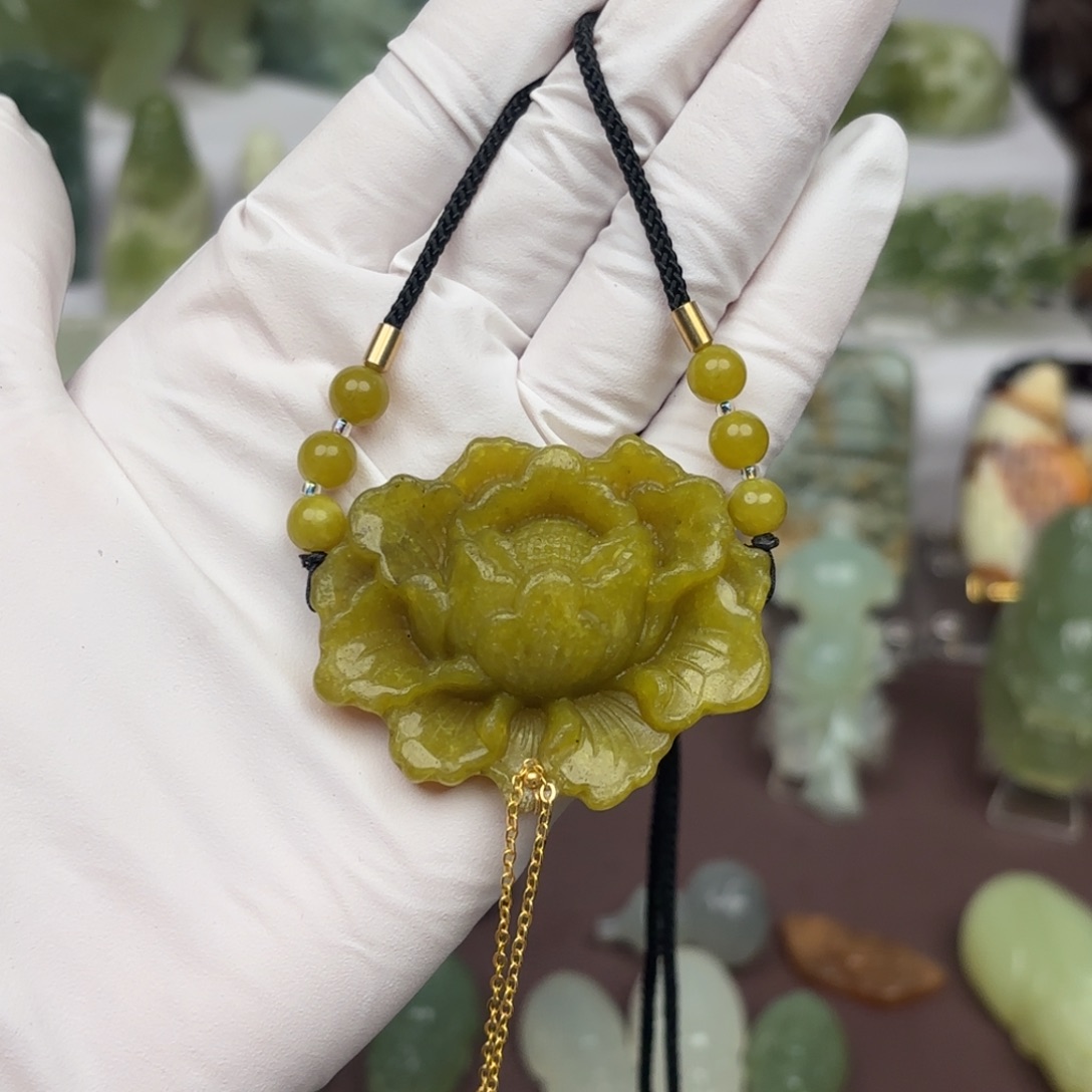 蛇纹石玉颈饰未镶嵌