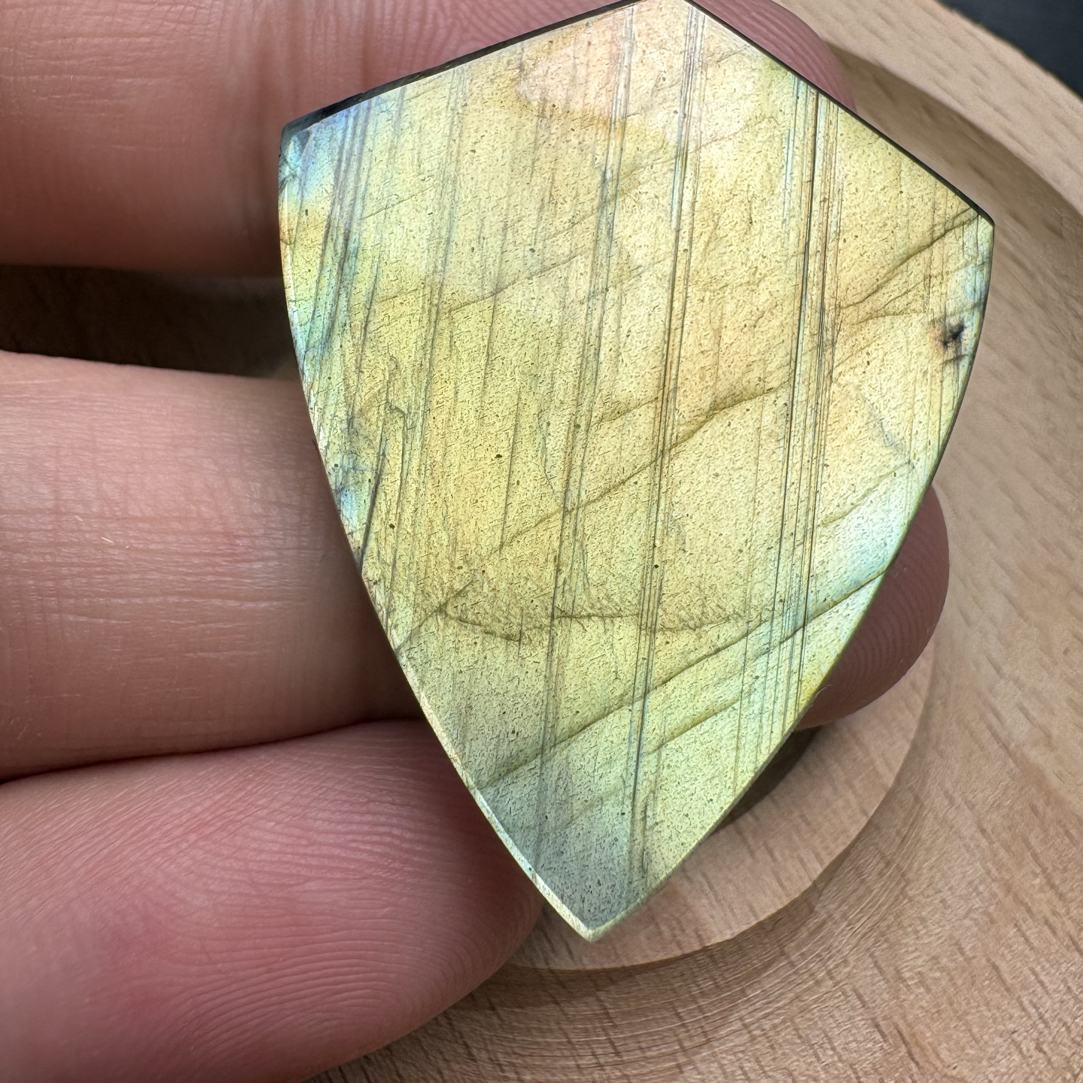 拉长石黄色盾牌形裸石吊坠