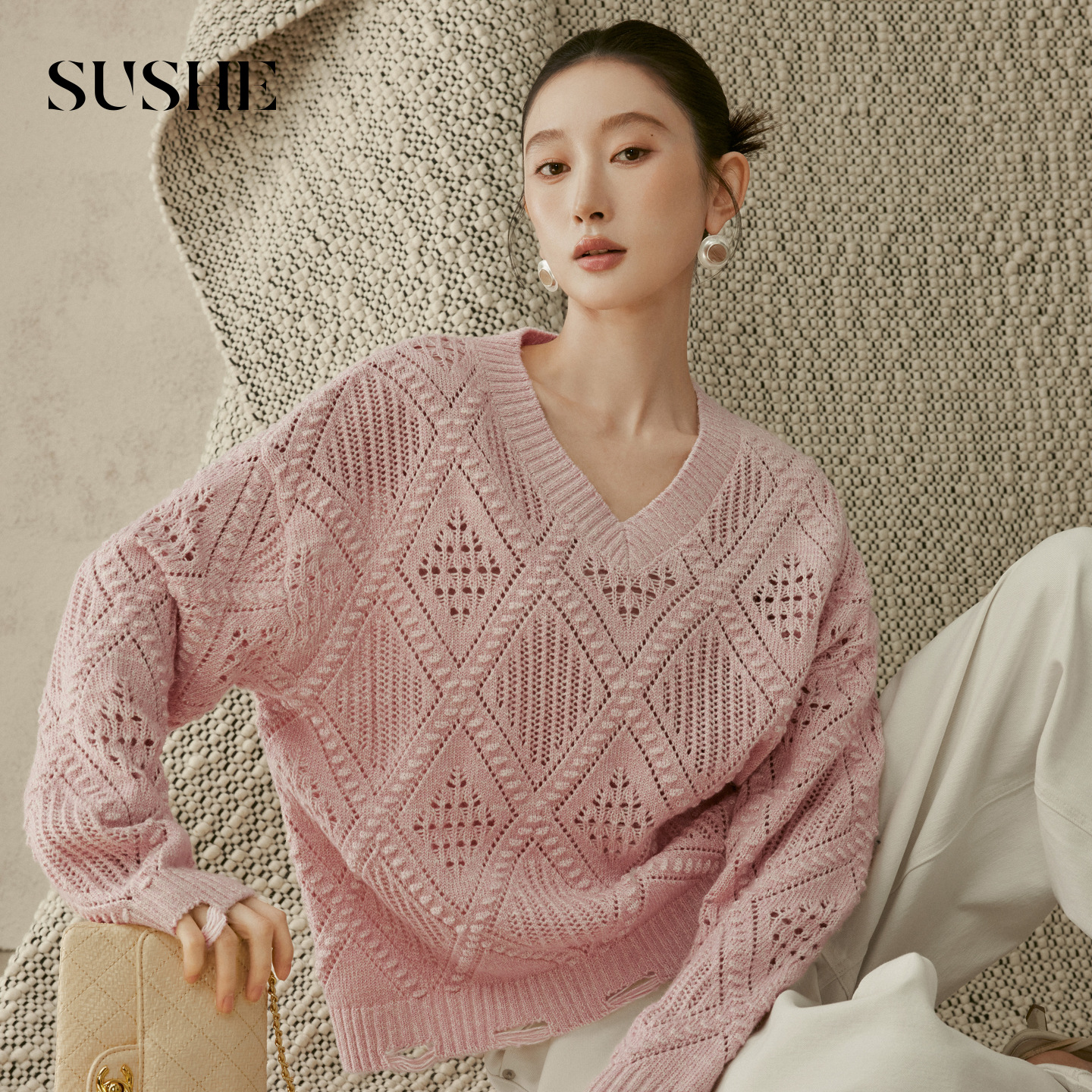 束皙SUSHE 柔滢 浪漫中式 精梳棉镂空菱格粉色V领宽松破洞毛衣女
