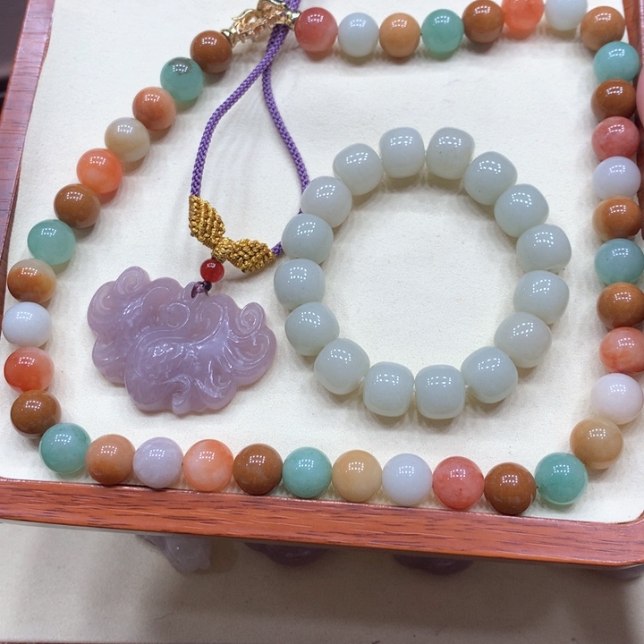 石英质玉颈饰足铂镶嵌侯****油