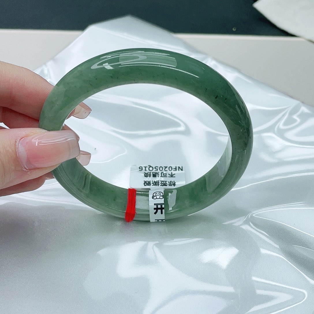 翡翠手镯未镶嵌正62