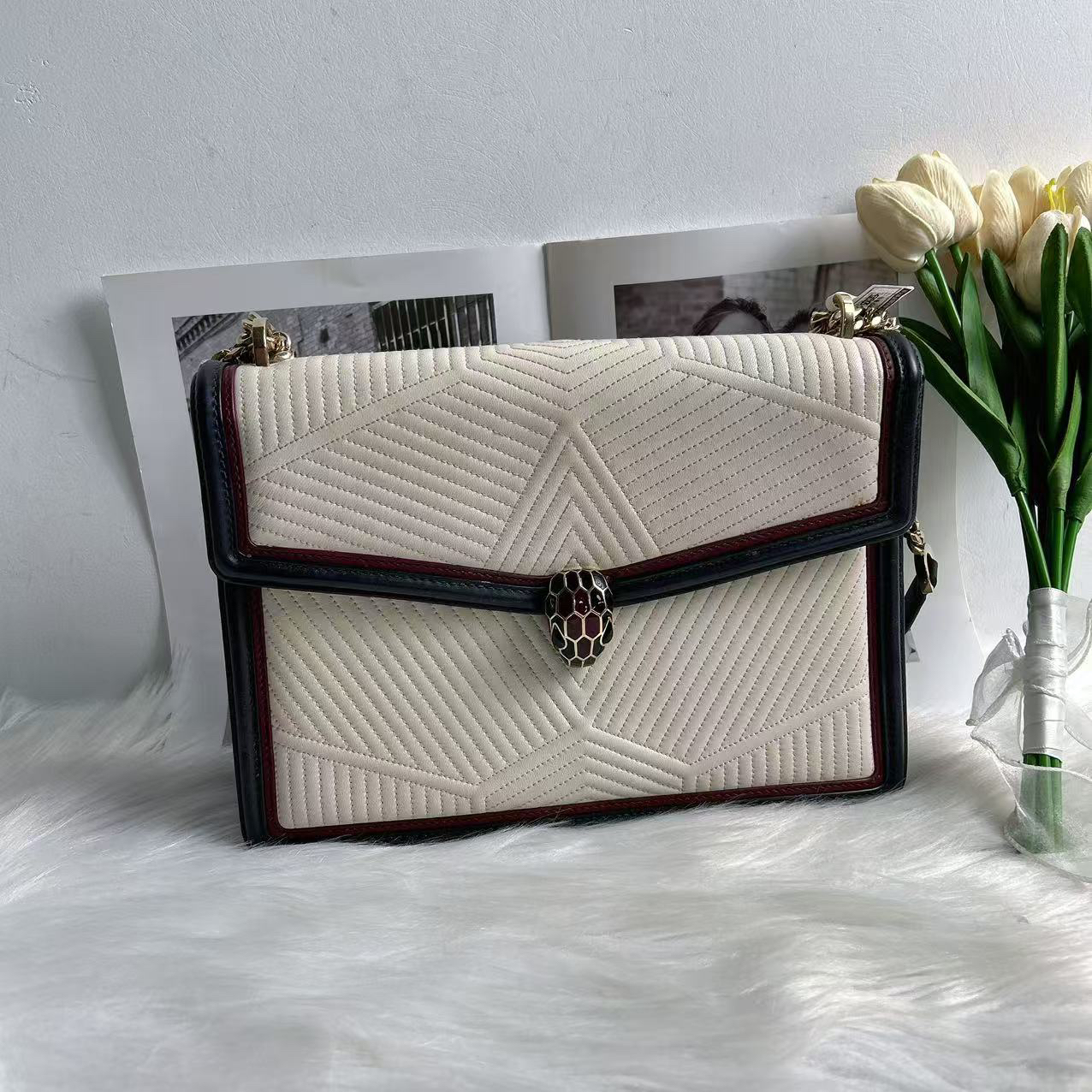 95新 BVLGARI/宝格丽 宝格丽 百搭款白色拼黑舌头大号单肩包