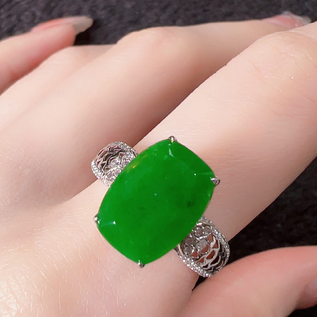 翡翠18K金镶嵌戒指签收后24小时鉴赏期，过时不退