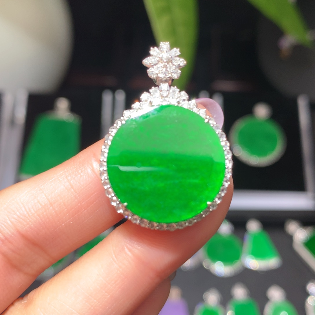 翡翠颈饰18K金镶嵌翡翠