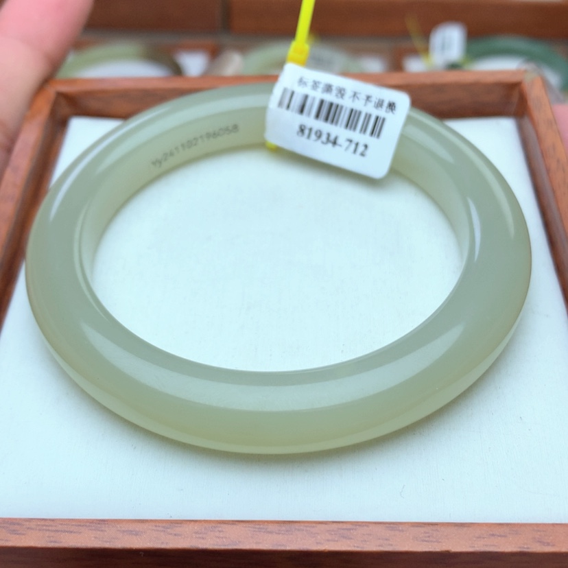 【闪购商品】和田玉手镯未镶嵌59