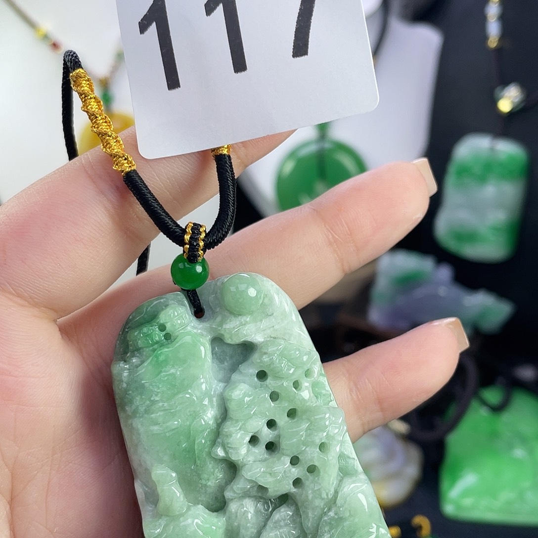 翡翠未镶嵌吊坠(赠链)