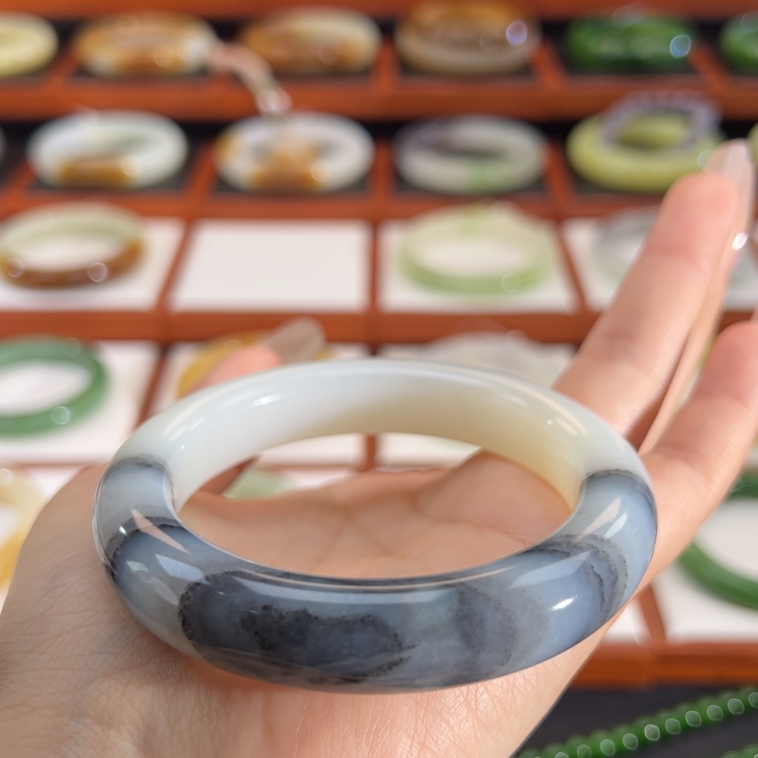 和田玉（墨玉）未镶嵌手镯山水青花