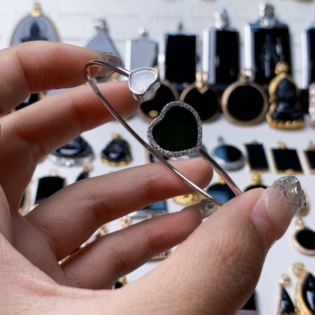 定制翡翠18K金镶嵌墨翠爱心手镯