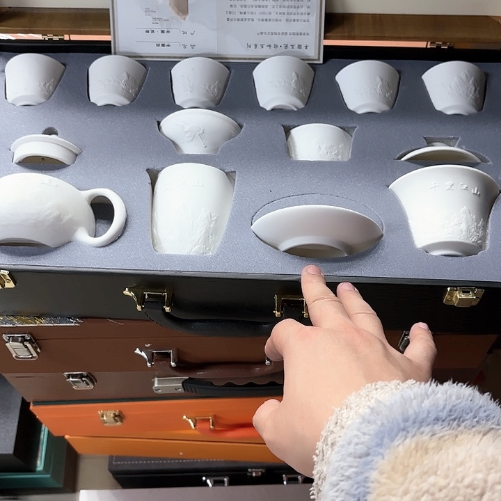 孤品茶具套装等。      