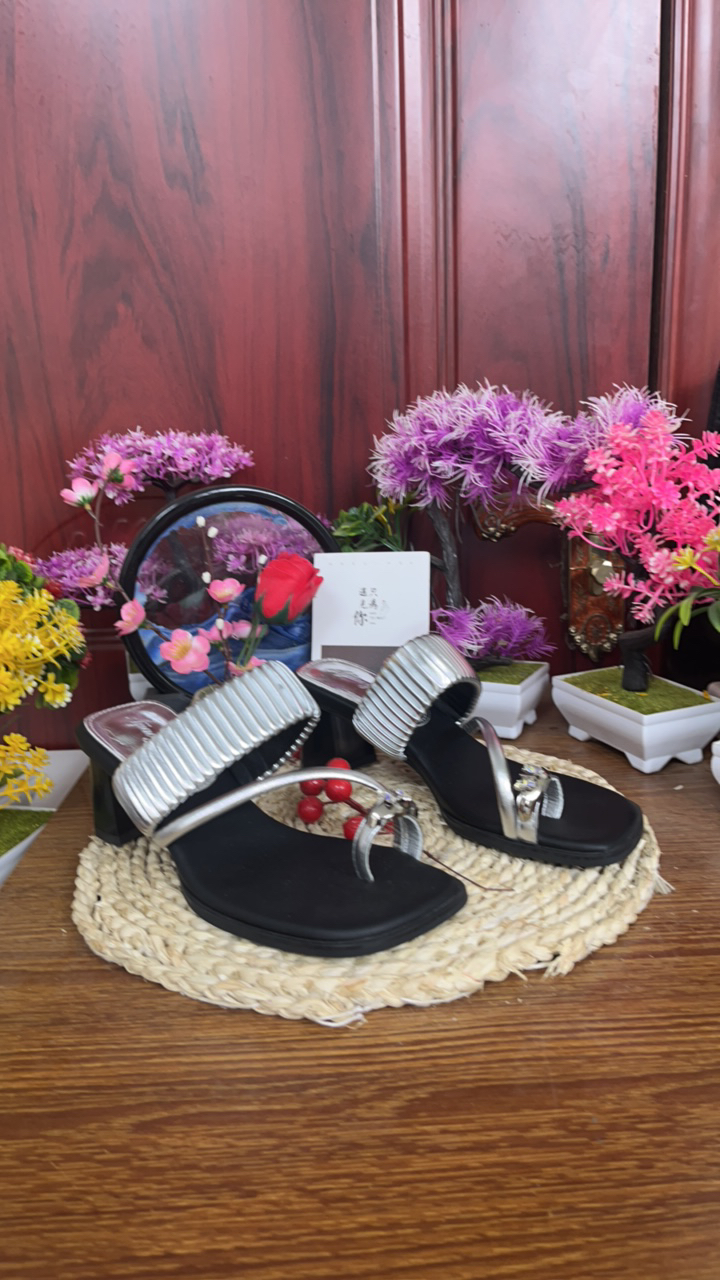 缘缘套趾鞋粗跟夏季一字拖女鞋B 13