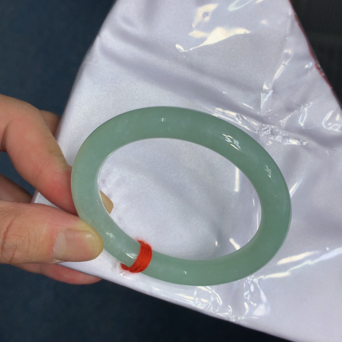 翡翠手镯未镶嵌翡翠