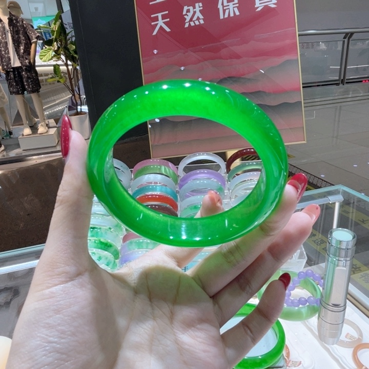 洋***耳石英质玉手镯未镶嵌独龙玉手镯