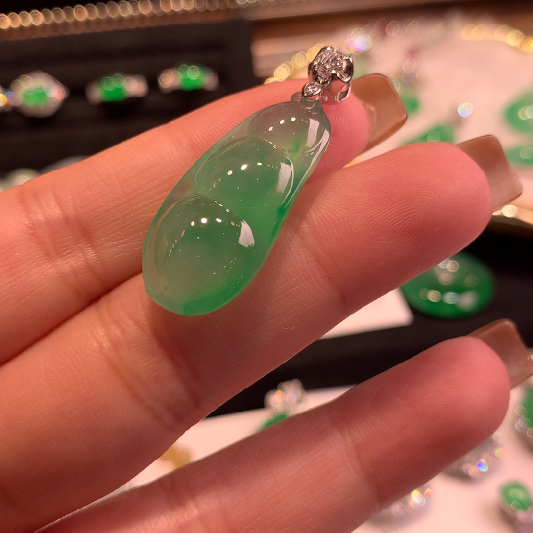 翡翠颈饰18K金镶嵌吊坠