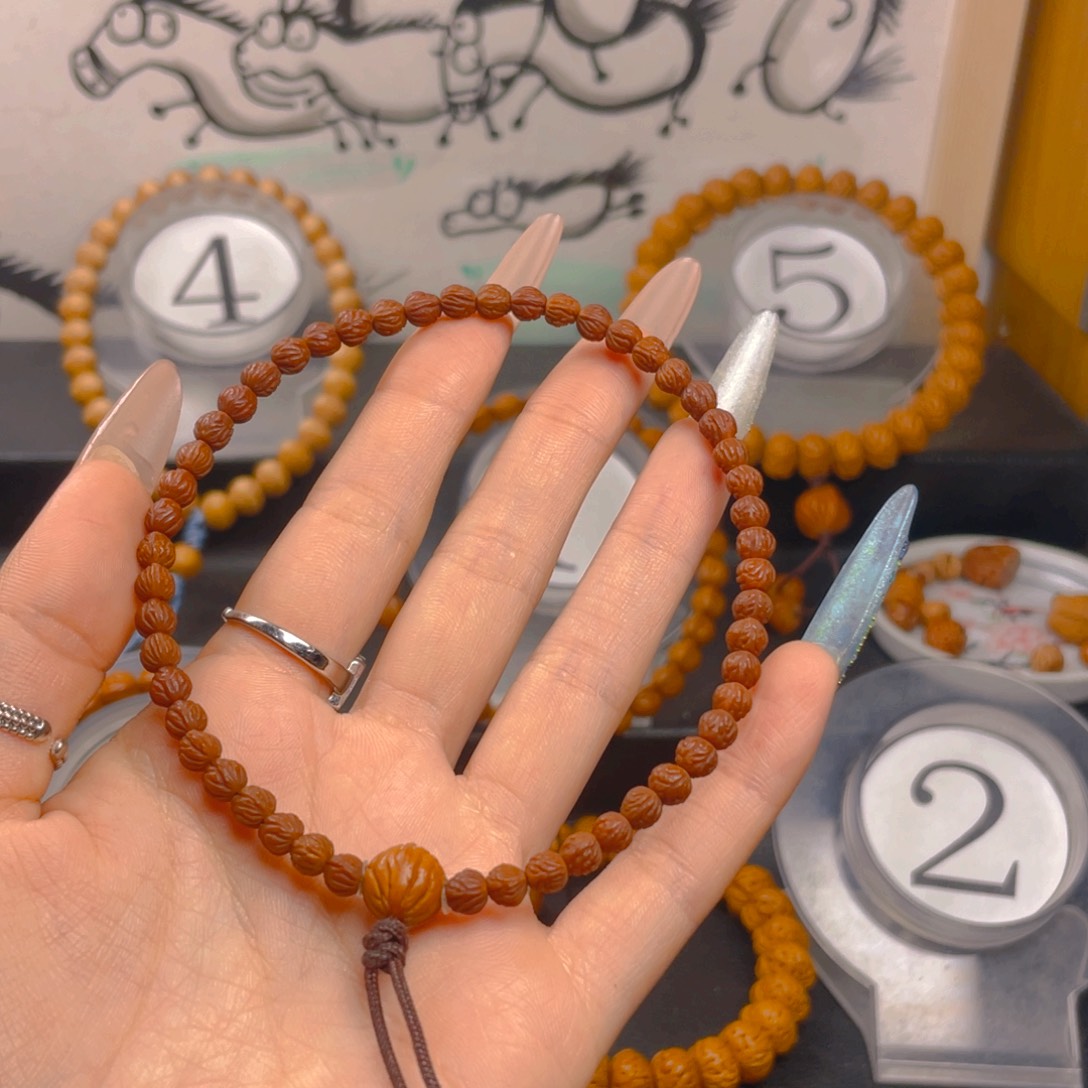 Z***.吊坠桃核0.555555555555