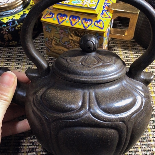 紫砂茶壶原矿泥料手工制作的紫砂壶。