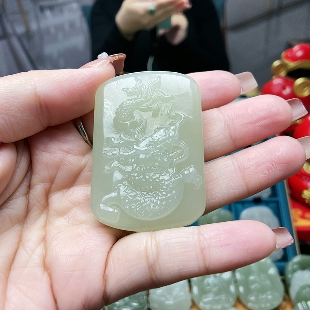 和田玉颈饰未镶嵌?****。