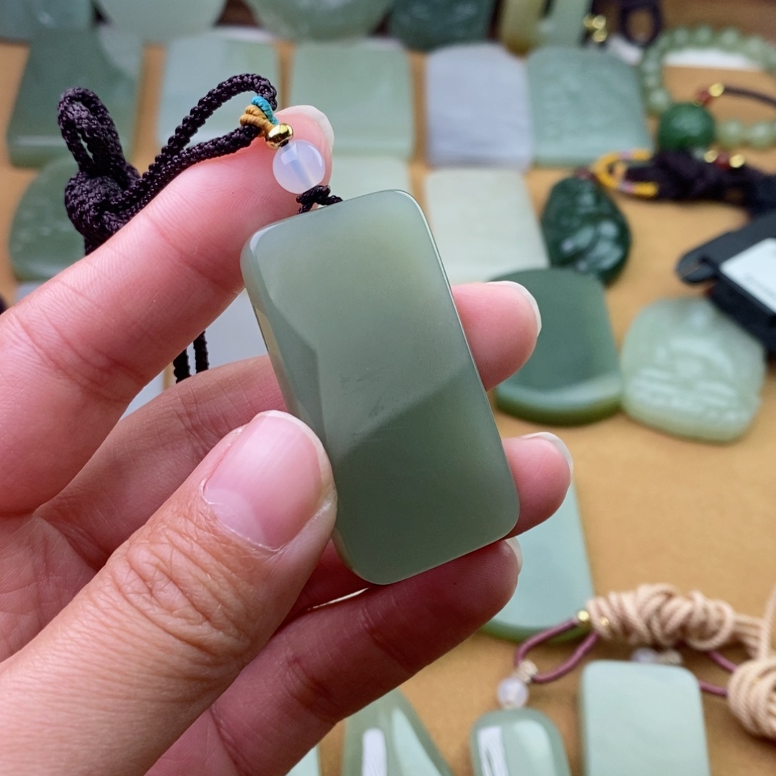 和田玉颈饰未镶嵌蜀*微瑕包容有棉点