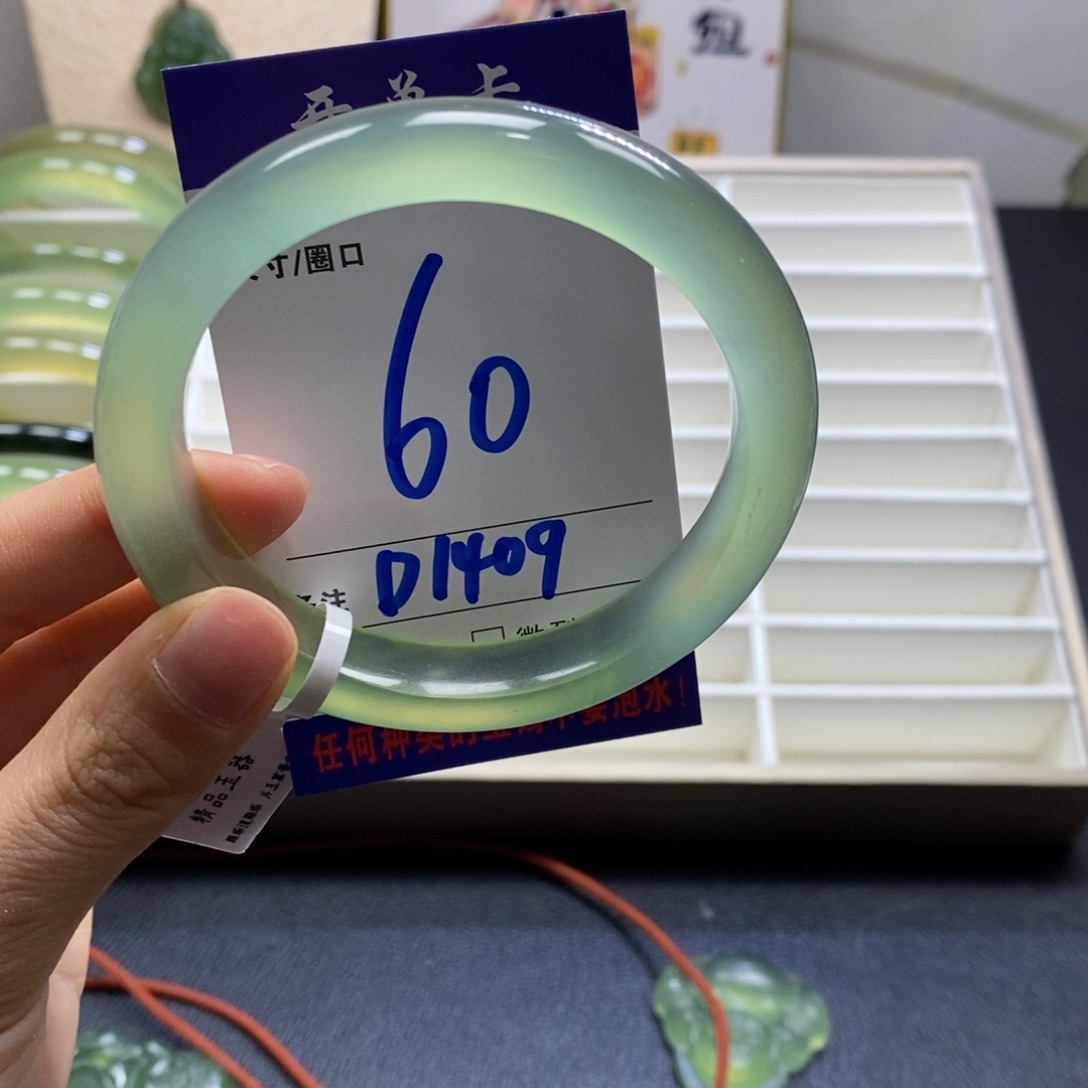 蛇纹石玉手镯未镶嵌拾*?