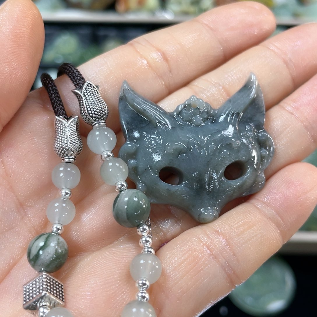 蛇纹石玉颈饰合金