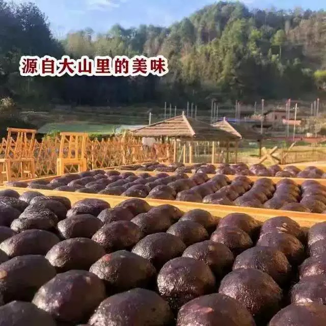 正宗贵州柴火烟熏豆腐贵州血豆腐美食