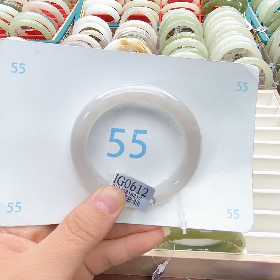 和田玉手镯未镶嵌么*梦