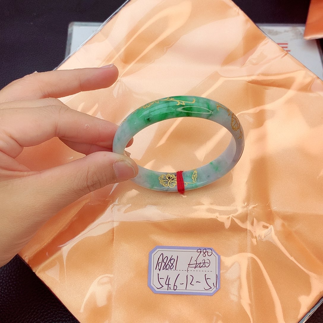 翡翠手镯未镶嵌翡翠