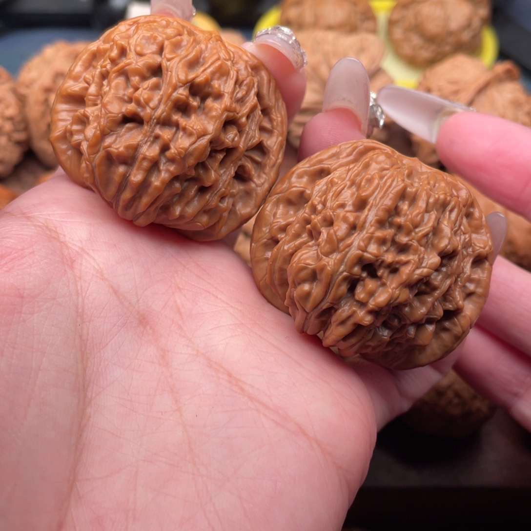 文玩核桃吊坠红皮平谷楼42