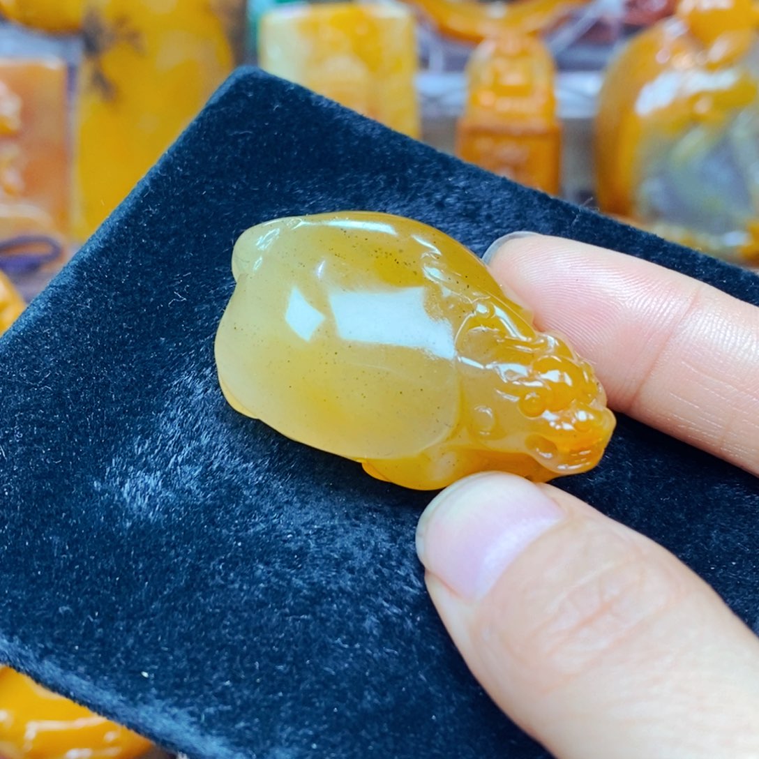 未镶嵌石英质玉（黄龙玉）颈饰