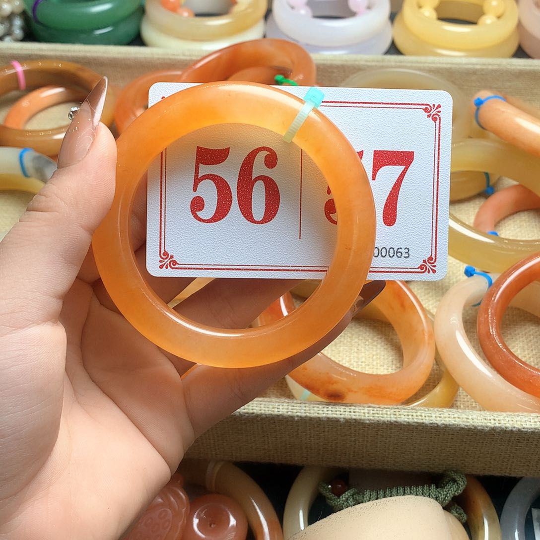 未镶嵌石英质玉（黄龙玉）手镯