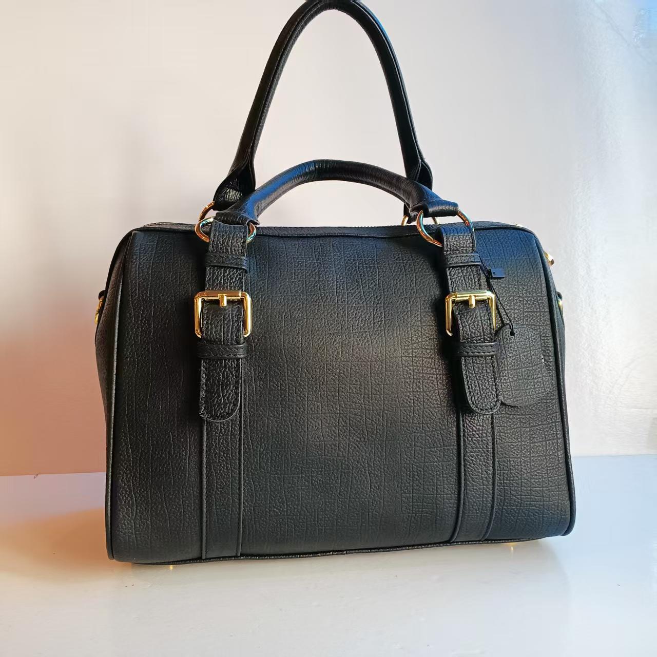  经典黑色手提包，纹理细腻，空间大实用