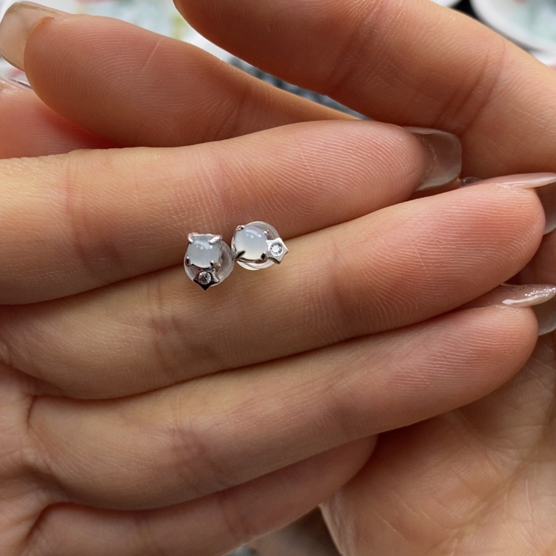 翡翠颈饰未镶嵌耳钉