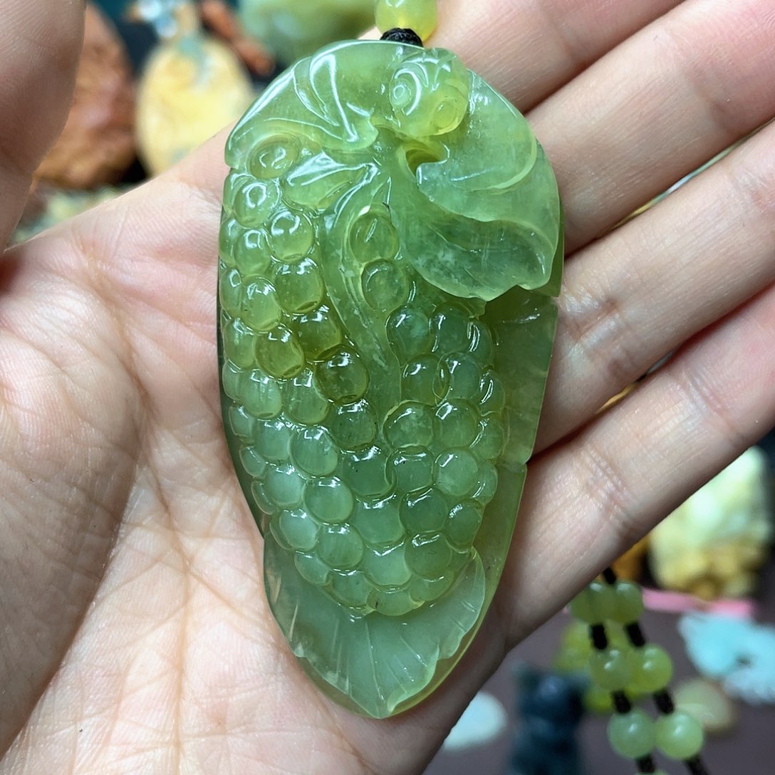 蛇纹石玉颈饰未镶嵌