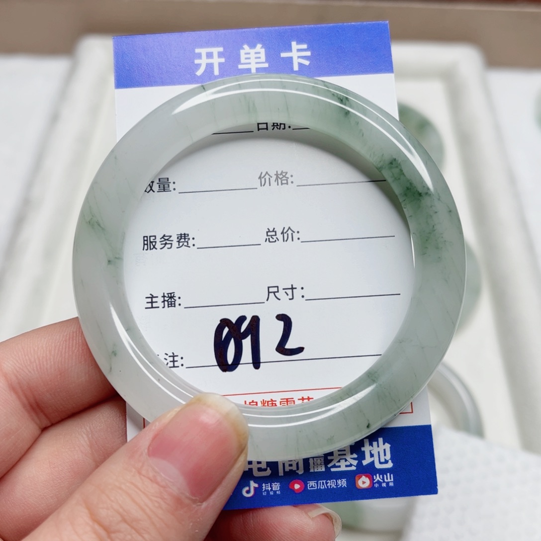 石英质玉手镯未镶嵌?****