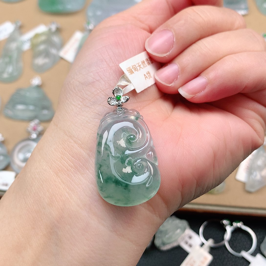 翡翠颈饰18K金镶嵌如意