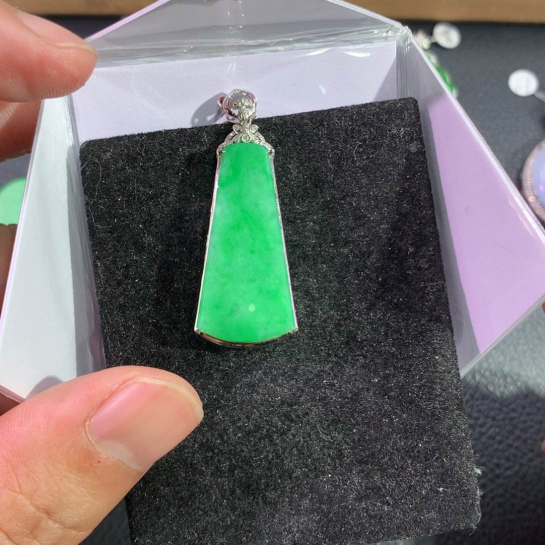 翡翠吊坠(赠链)18K金镶嵌