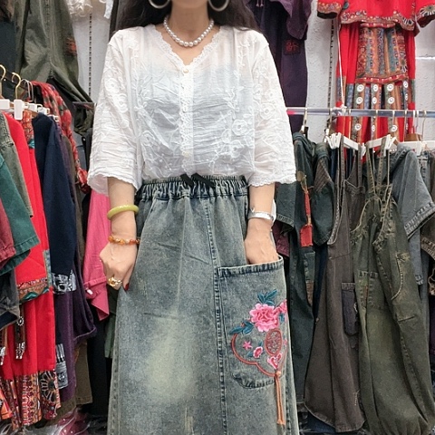 刺绣招财猫牛仔刺绣半身裙