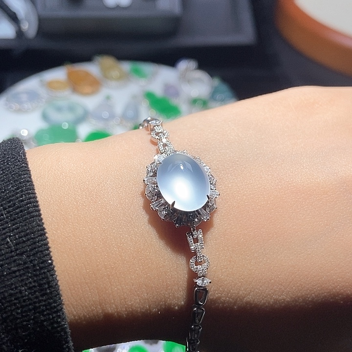 颈饰18K金镶嵌翡翠