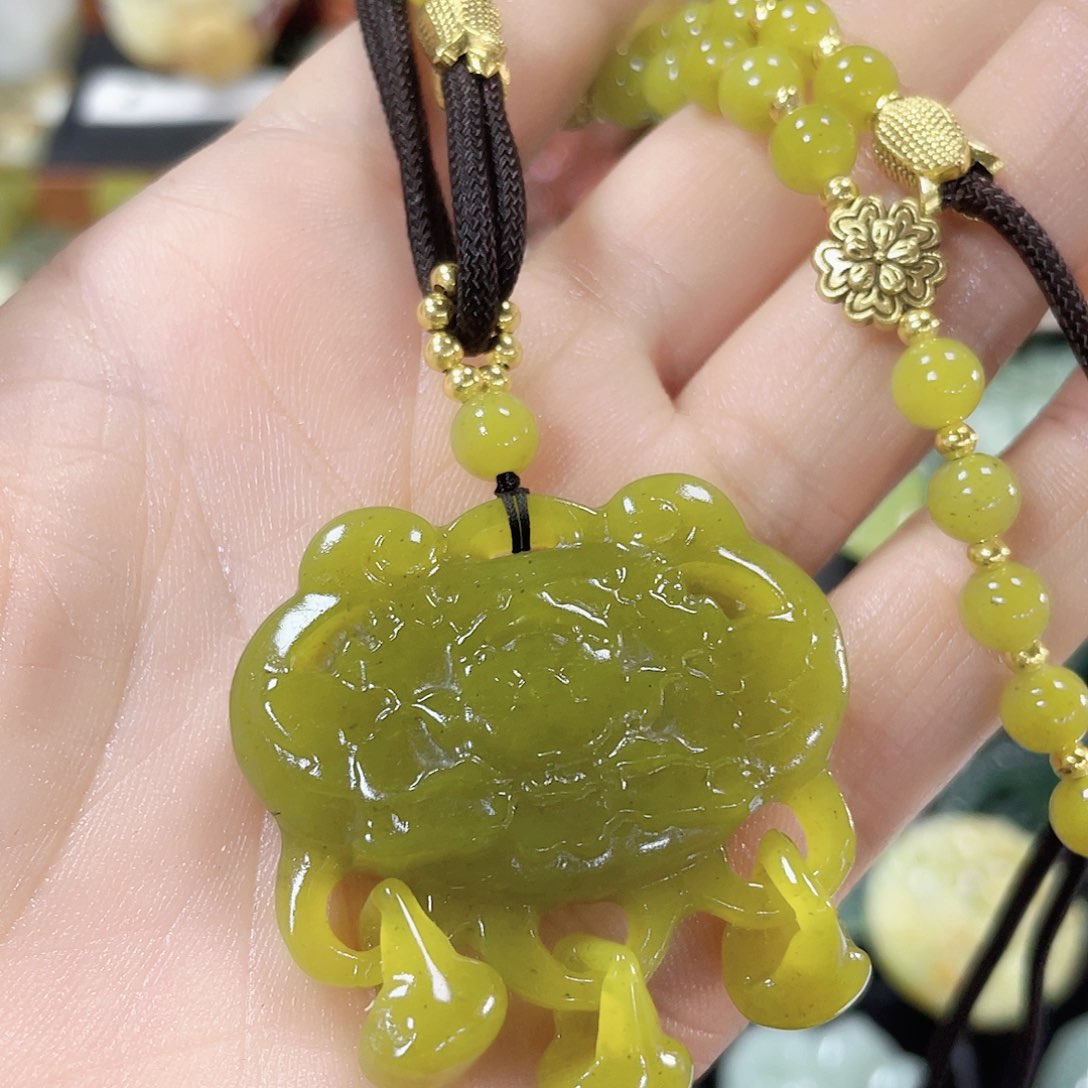 蛇纹石玉颈饰未镶嵌