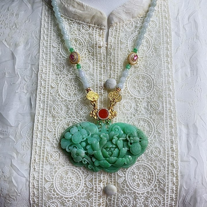 翡翠吊坠(赠链)未镶嵌翡翠雕刻蝶恋花吊坠锁牌