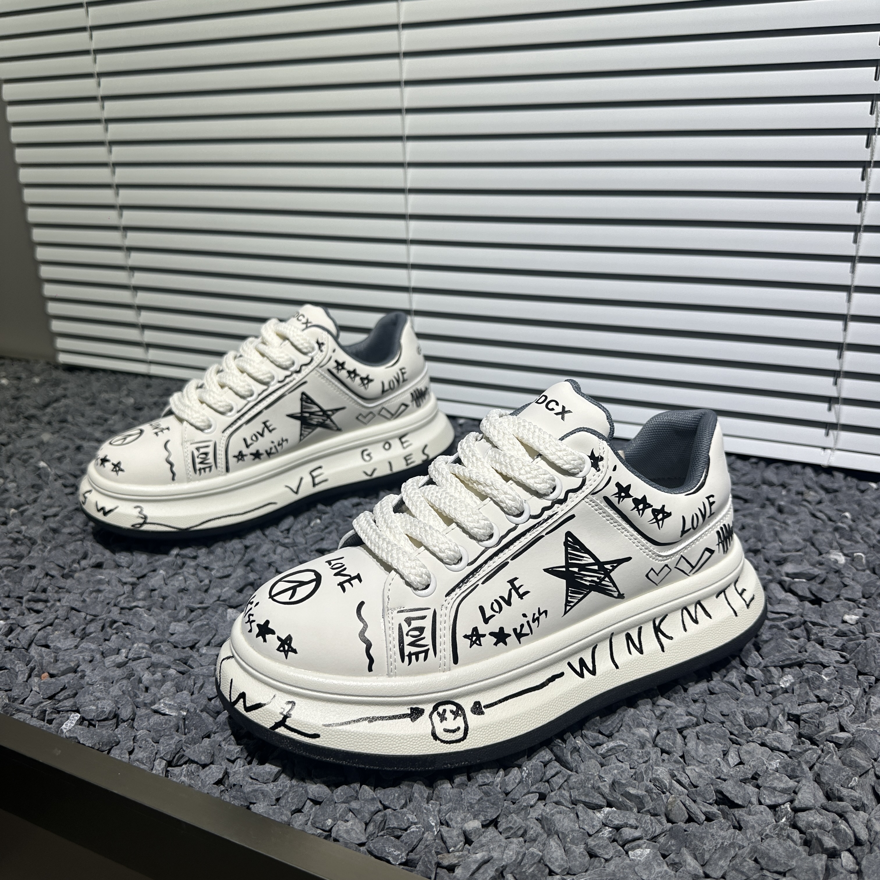 2025轻奢时尚个性百搭潮流男鞋设计师款男鞋潮流涂鸦款男鞋休闲鞋