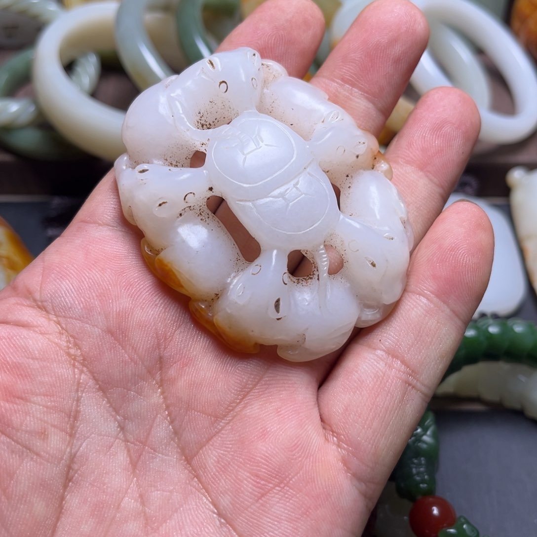 凛***然和田玉未镶嵌颈饰