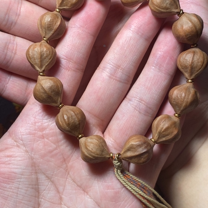 R***s橄榄核吊坠蜜桃臀原皮素核手持