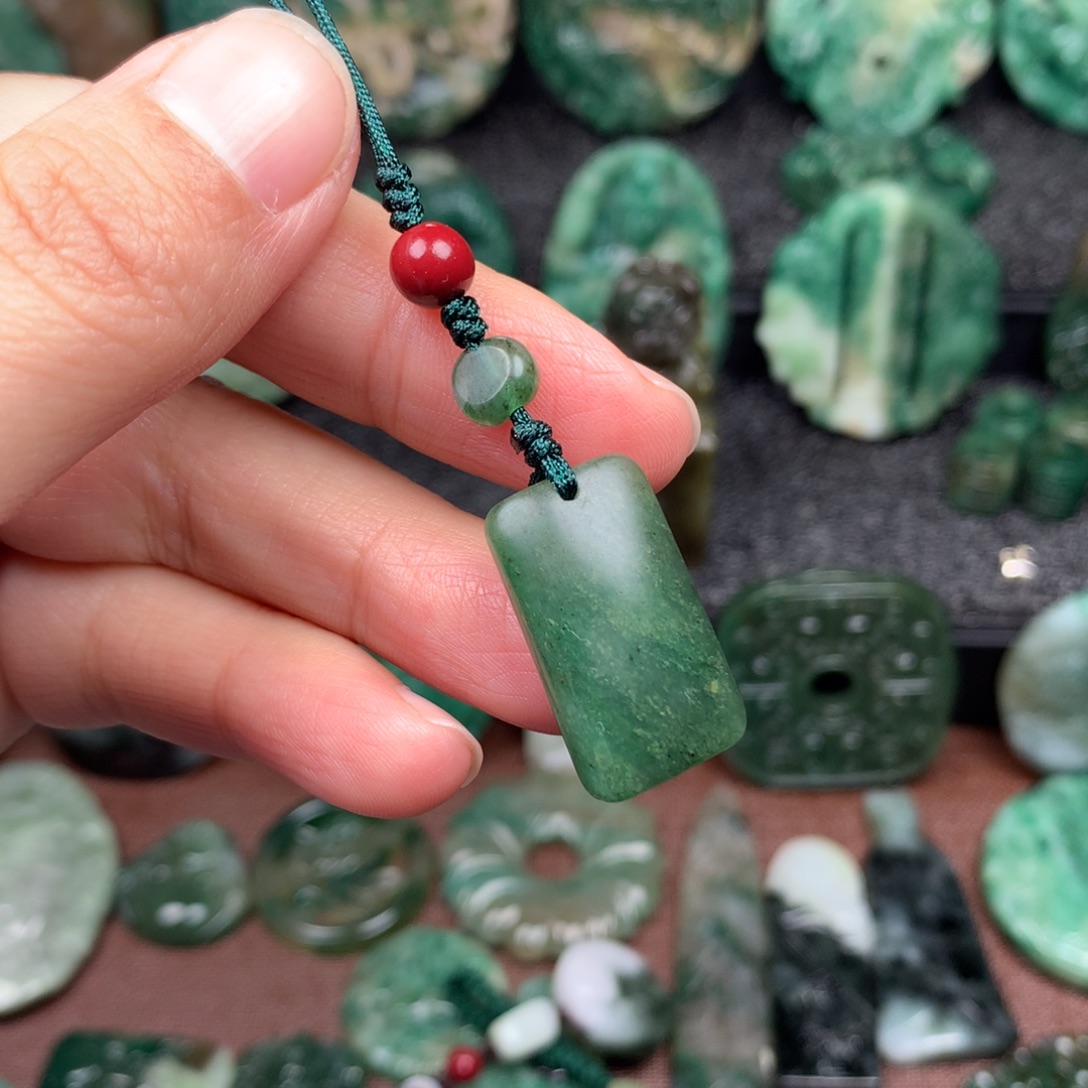 *****独山玉未镶嵌颈饰