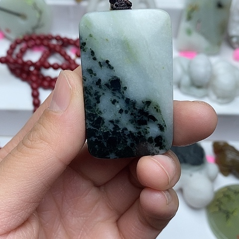 独山玉颈饰未镶嵌