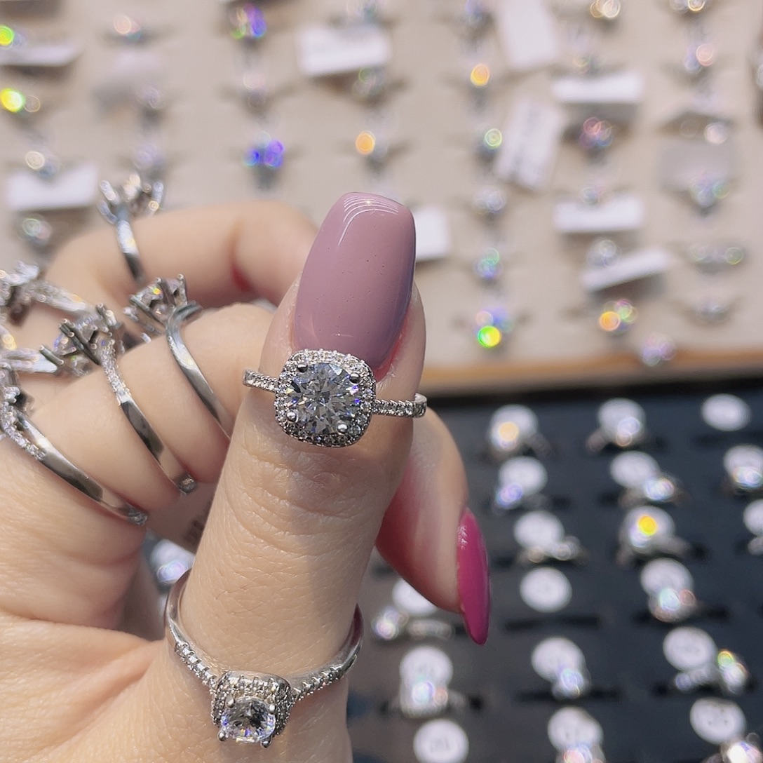 莫桑石非金属圈13。 小方糖一克拉