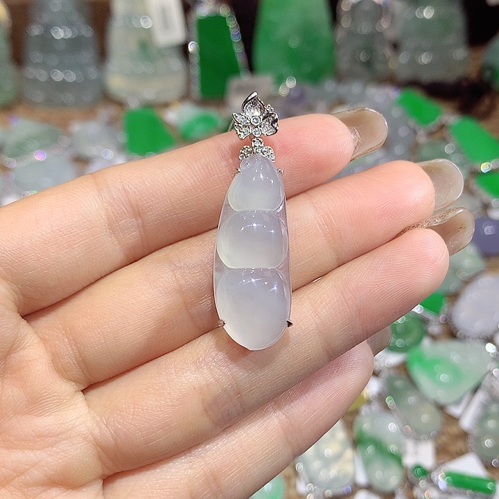 翡翠18K金镶嵌颈饰豆