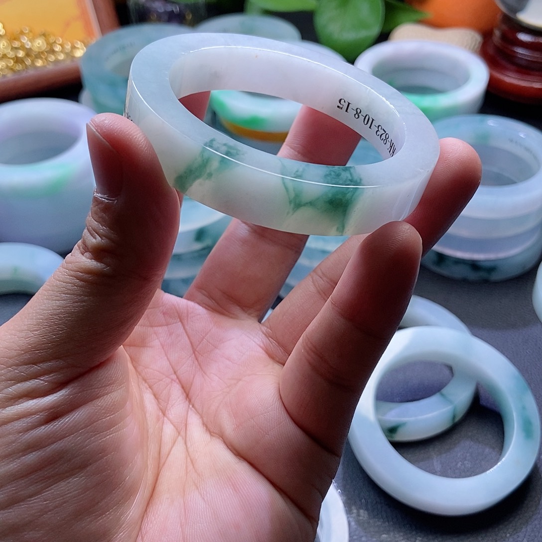 雨***季定制翡翠未镶嵌手镯