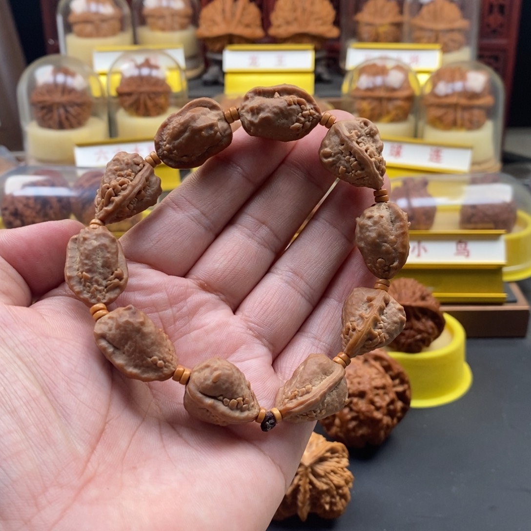 吊坠文玩核桃麒麟角手串，尺寸16