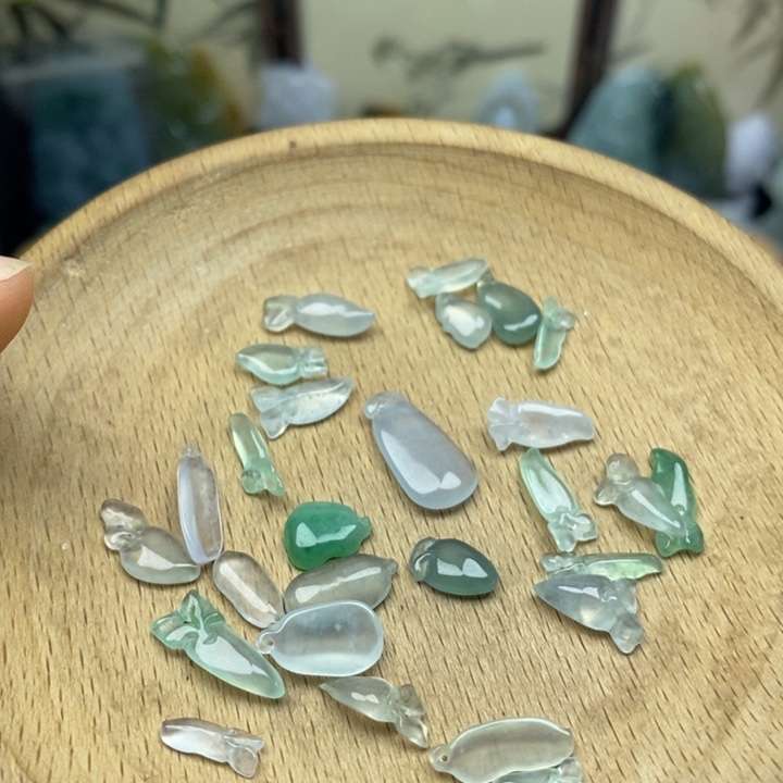 翡翠未镶嵌颈饰小配饰一个