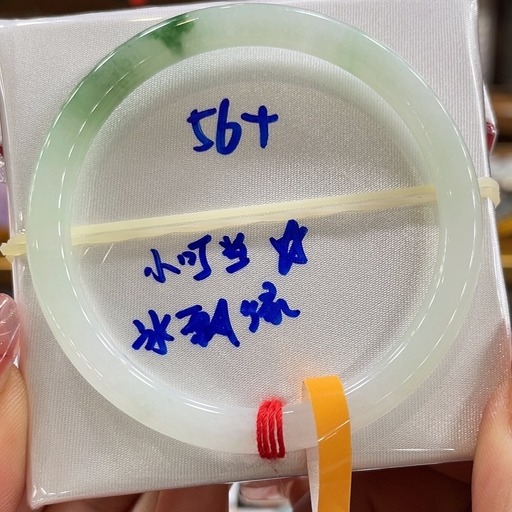 翡翠手镯未镶嵌翡翠手镯